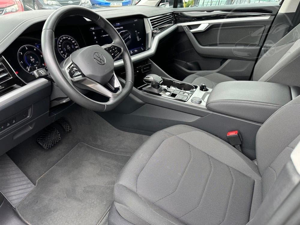 2022 Volkswagen Touareg - 33