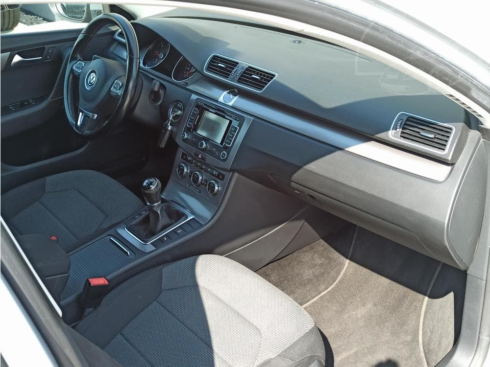 2013 Volkswagen PASSAT - 16