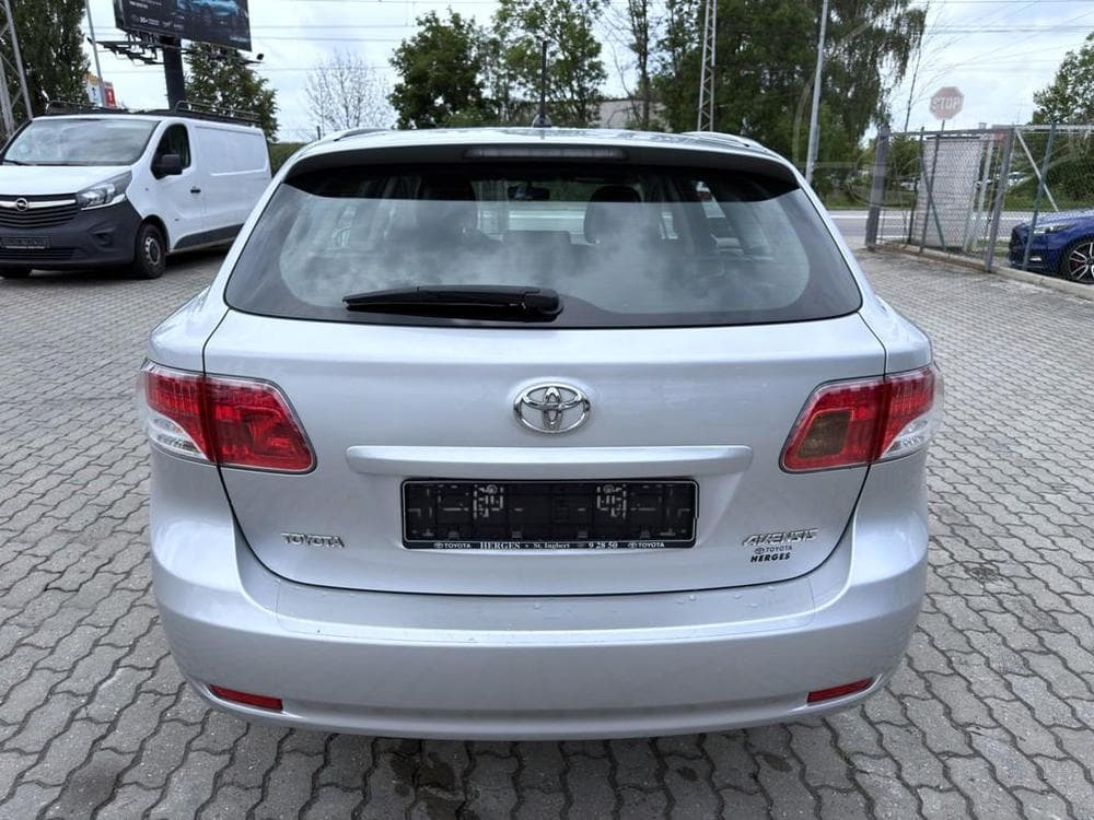 2010 Toyota AVENSIS - 4