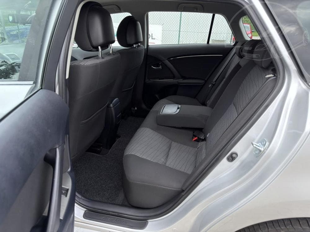 2010 Toyota AVENSIS - 7