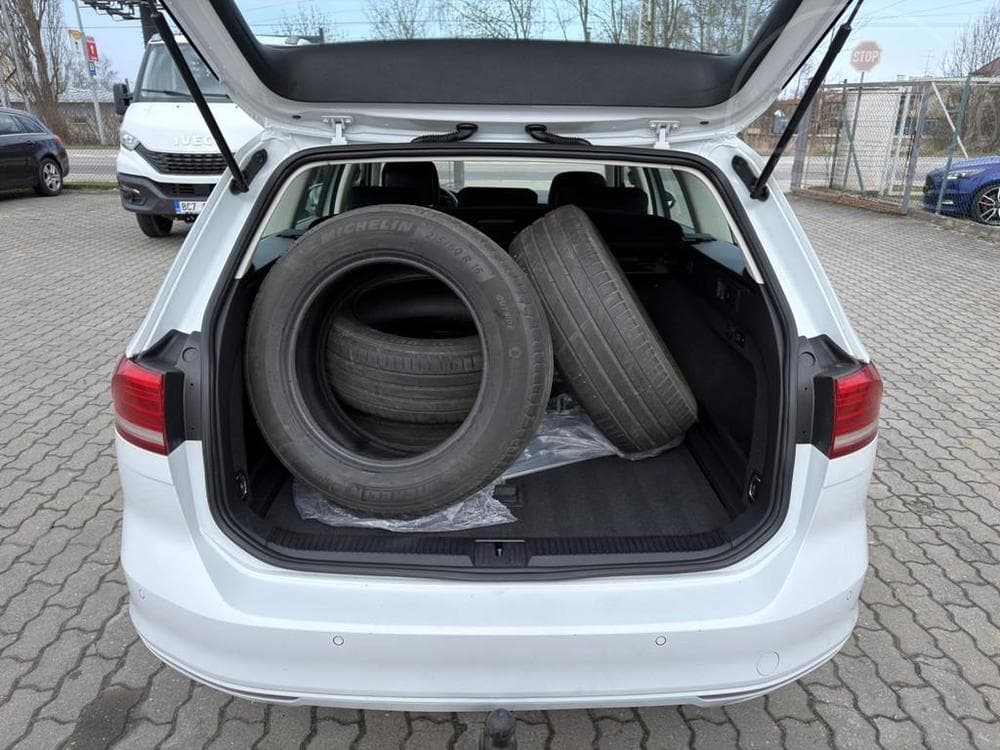 2017 Volkswagen PASSAT - 9