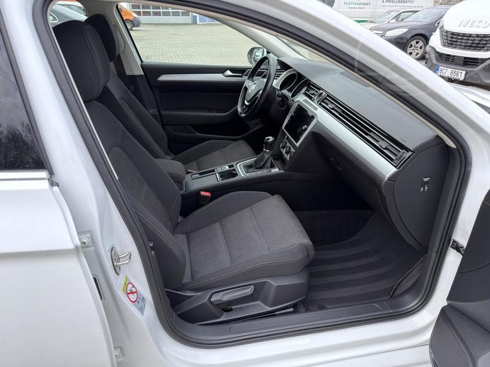 2017 Volkswagen PASSAT - 11