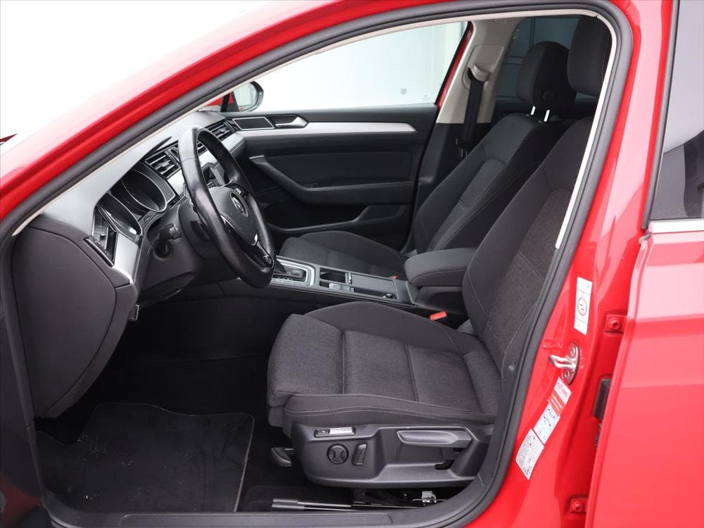 2019 Volkswagen PASSAT - 11