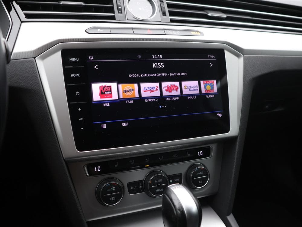 2019 Volkswagen PASSAT - 19
