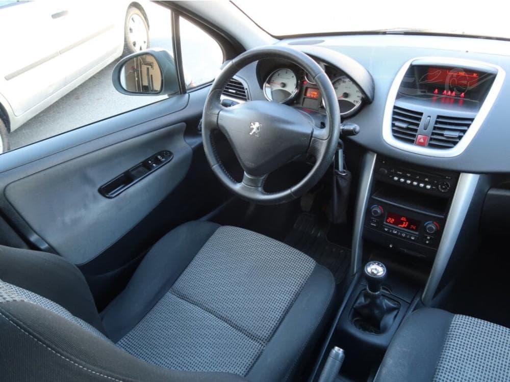 2010 Peugeot 207 - 13