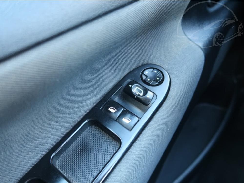 2010 Peugeot 207 - 29