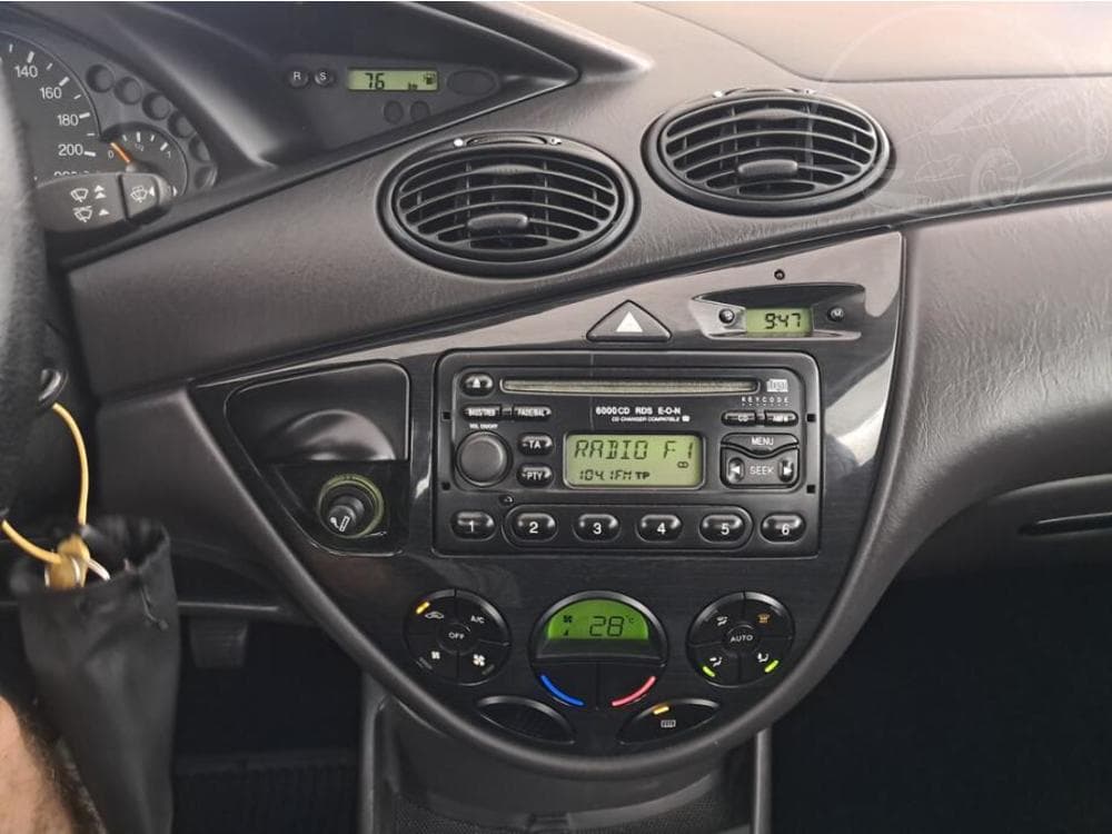2003 Ford FOCUS - 12