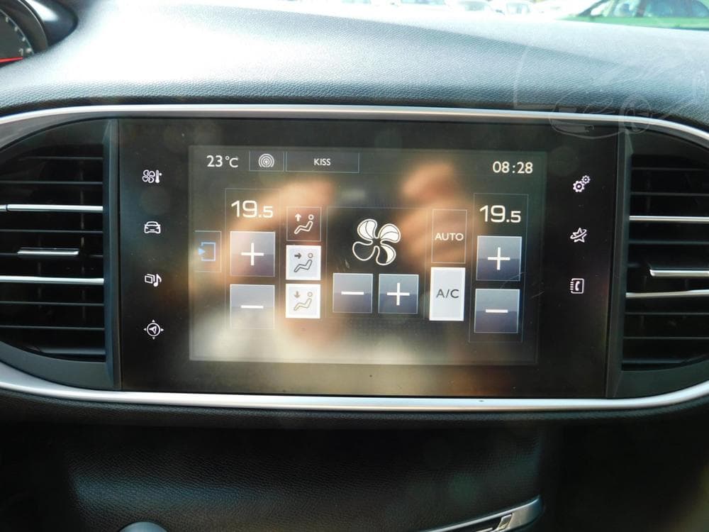 2015 Peugeot 308 - 17