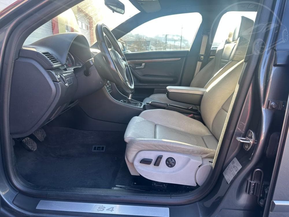 2004 Audi S4 - 33