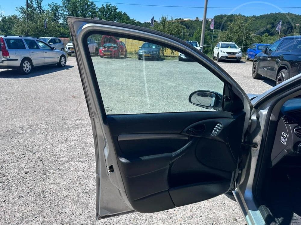 2000 Ford FOCUS - 10