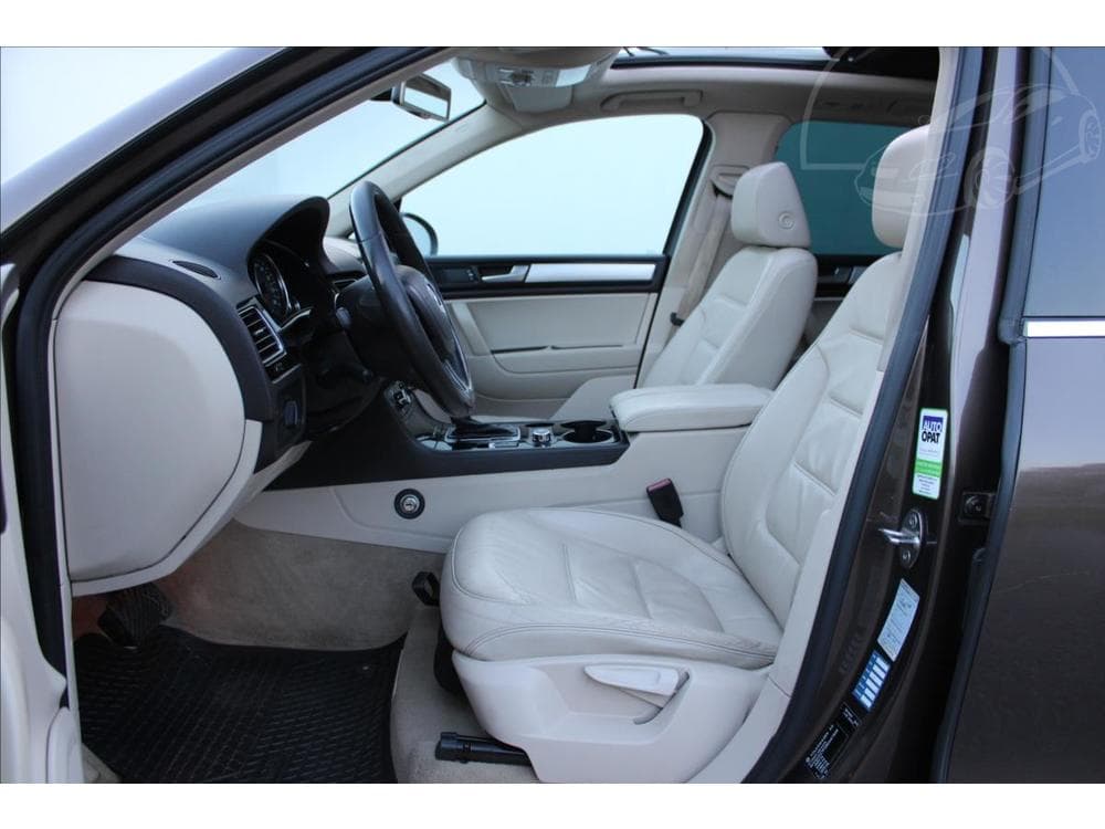 2010 Volkswagen Touareg - 10