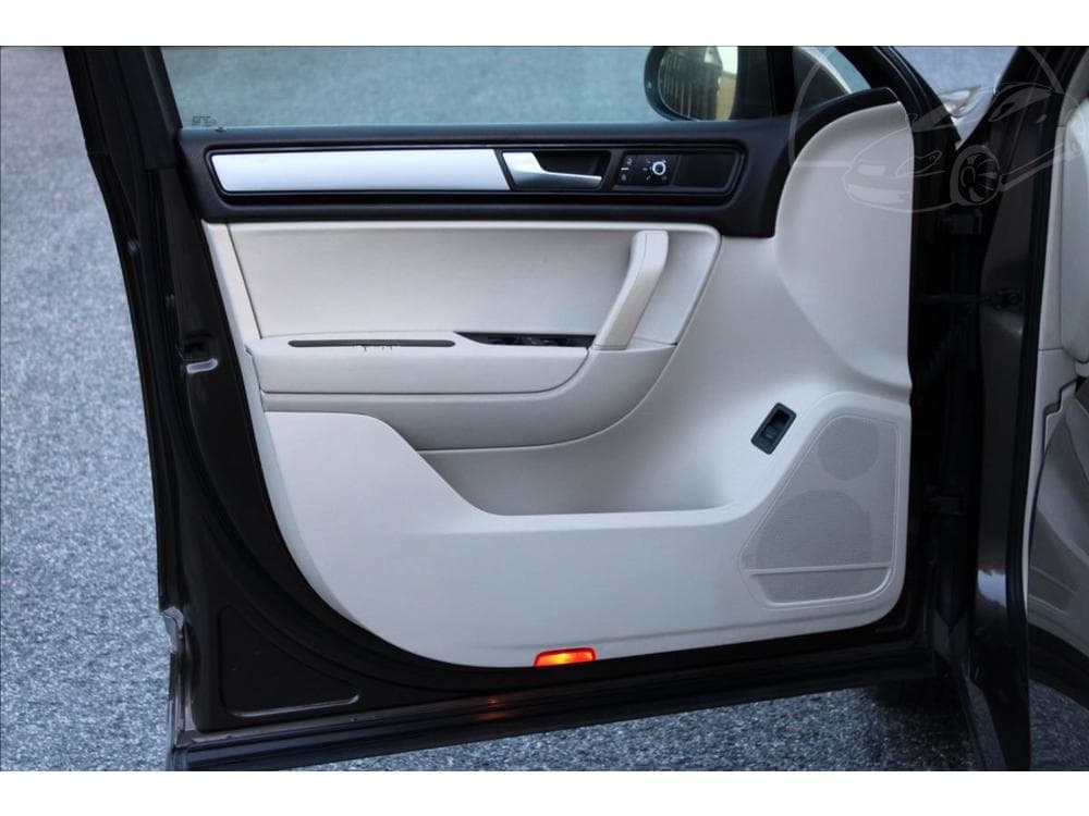 2010 Volkswagen Touareg - 12