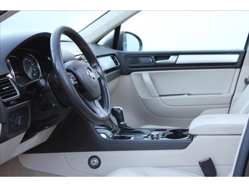 2010 Volkswagen Touareg - 13