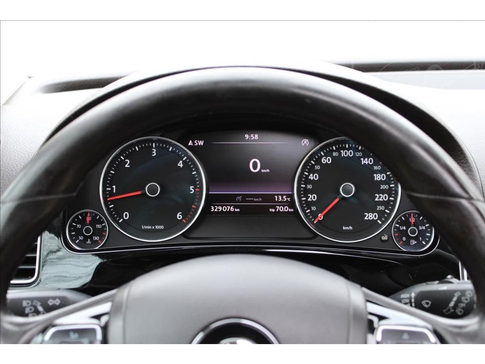 2010 Volkswagen Touareg - 16