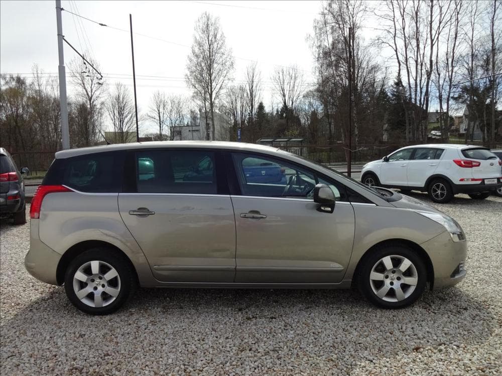 2012 Peugeot 5008 - 8