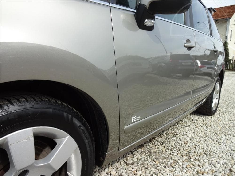 2012 Peugeot 5008 - 13