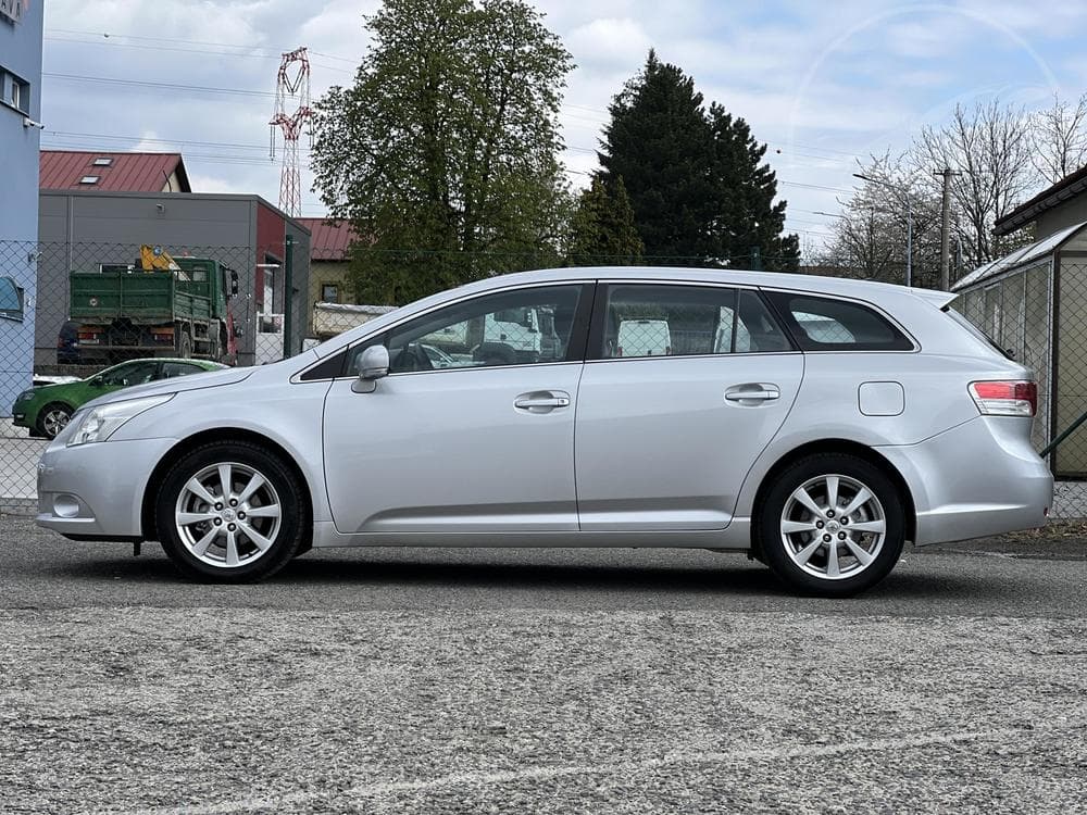 2011 Toyota AVENSIS - 4