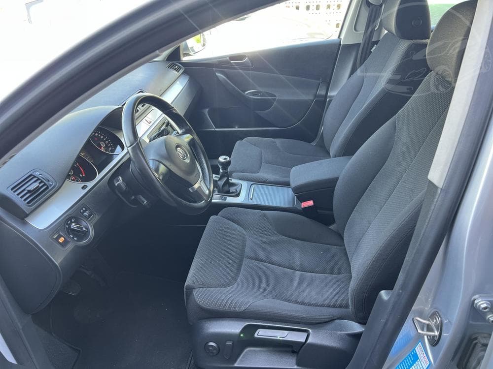 2010 Volkswagen PASSAT - 9