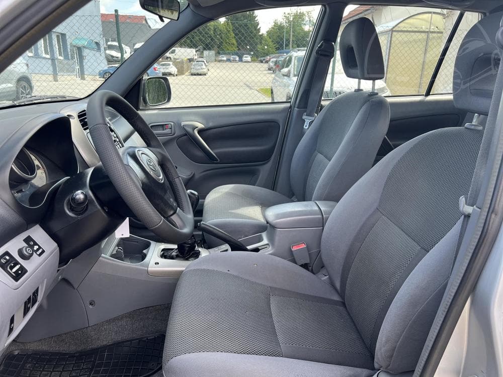 2003 Toyota RAV4 - 9