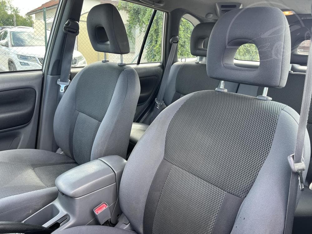 2003 Toyota RAV4 - 10