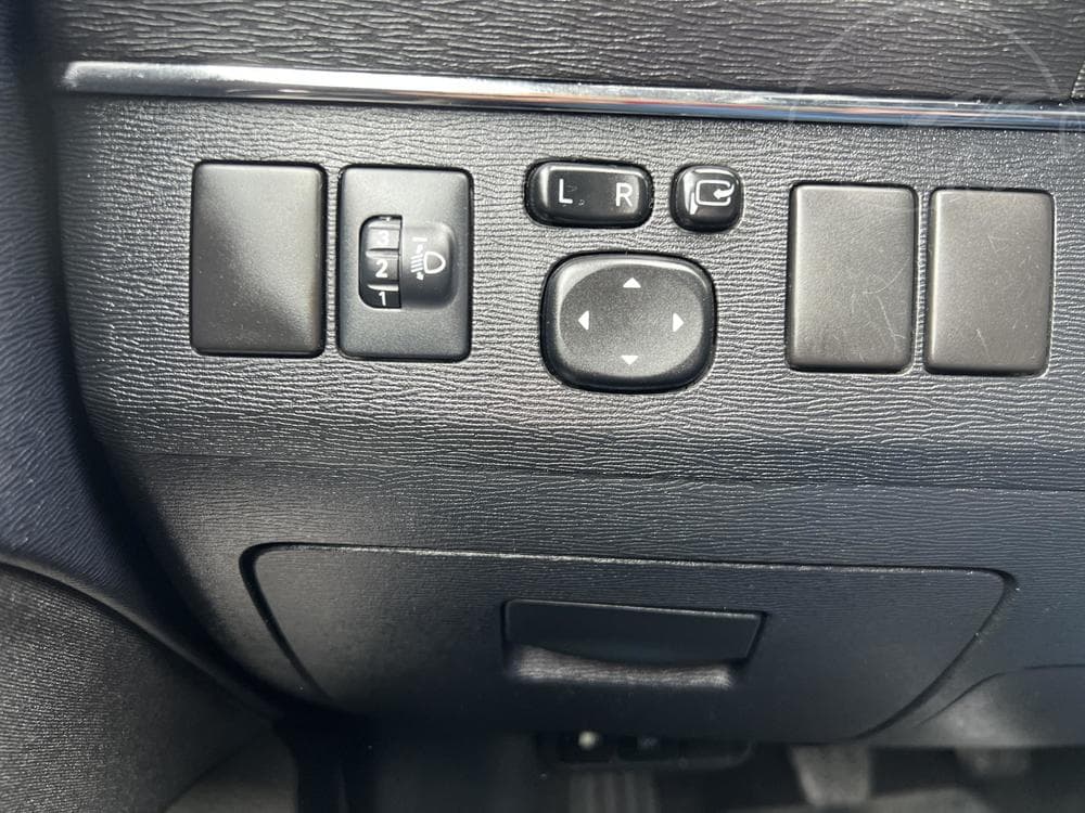 2011 Toyota AVENSIS - 14