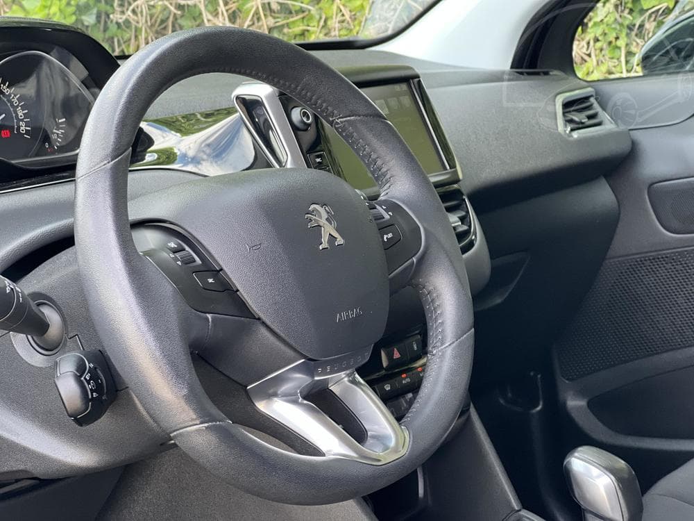 2015 Peugeot 208 - 15