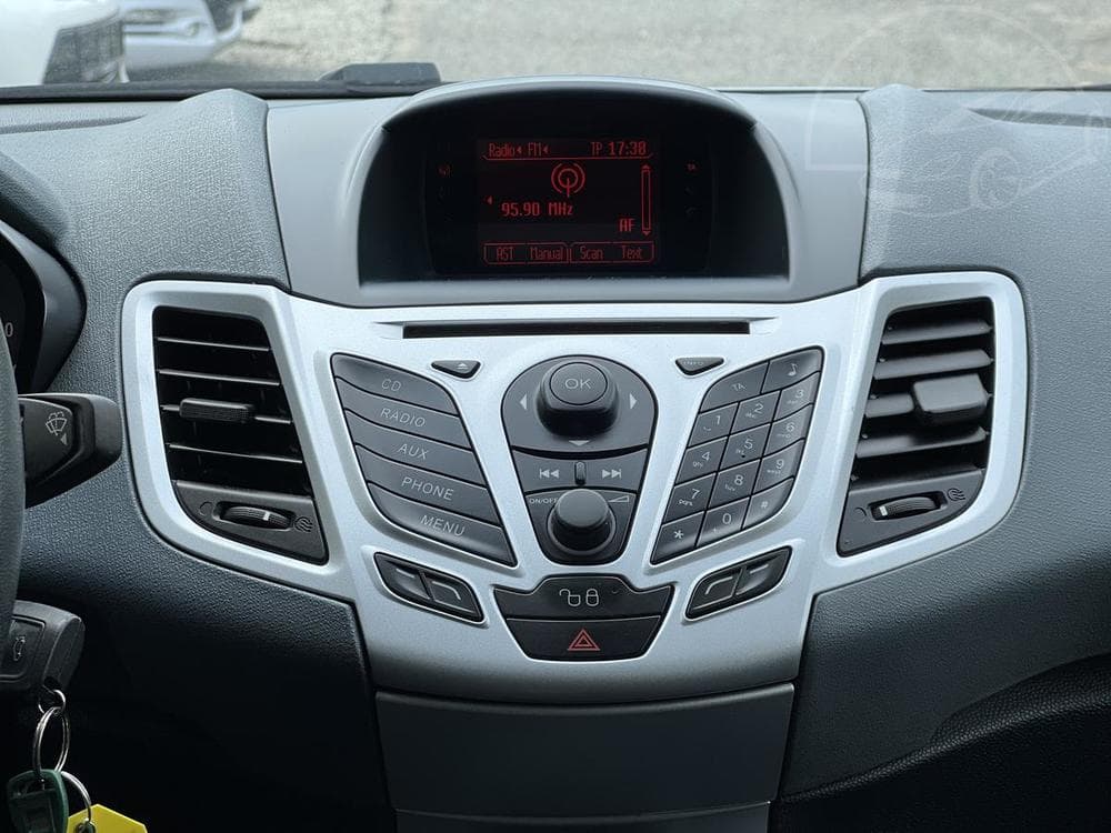 2011 Ford FIESTA - 16