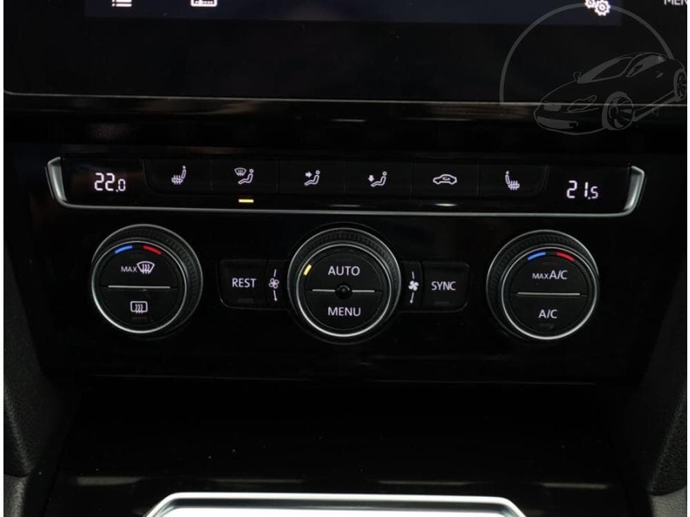 2018 Volkswagen PASSAT - 31