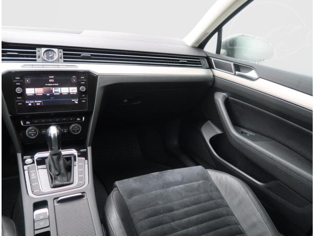 2018 Volkswagen PASSAT - 15