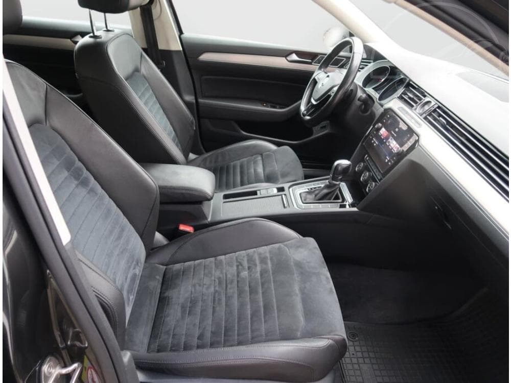 2018 Volkswagen PASSAT - 17