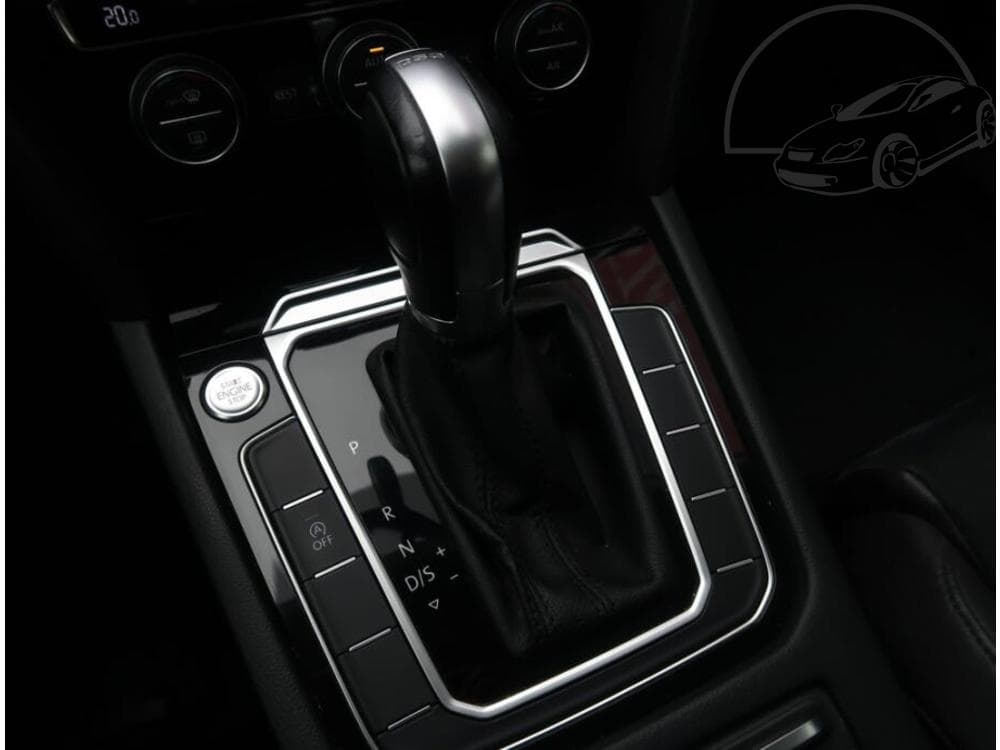 2018 Volkswagen PASSAT - 25