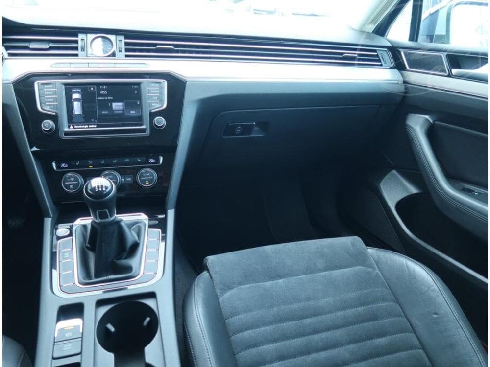 2015 Volkswagen PASSAT - 8