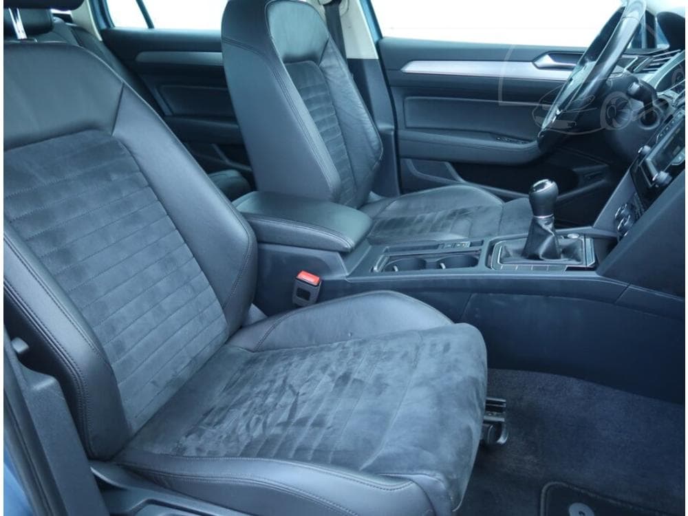 2015 Volkswagen PASSAT - 9