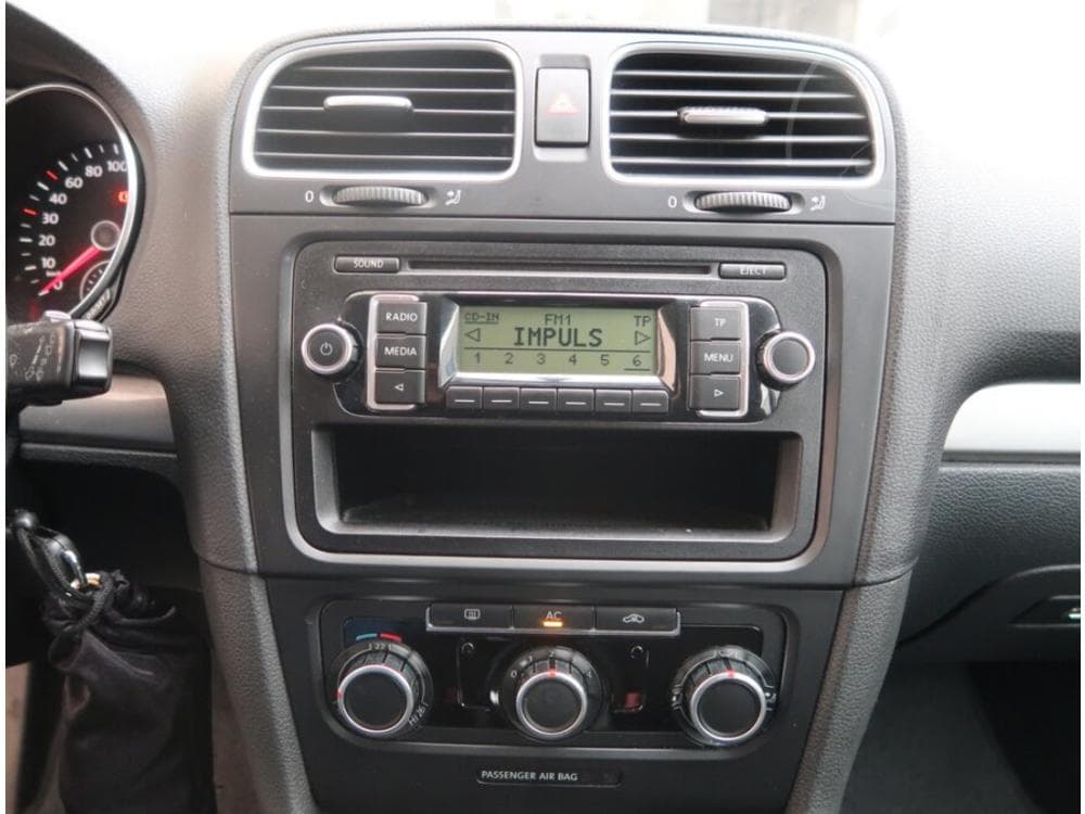 2011 Volkswagen Golf - 12