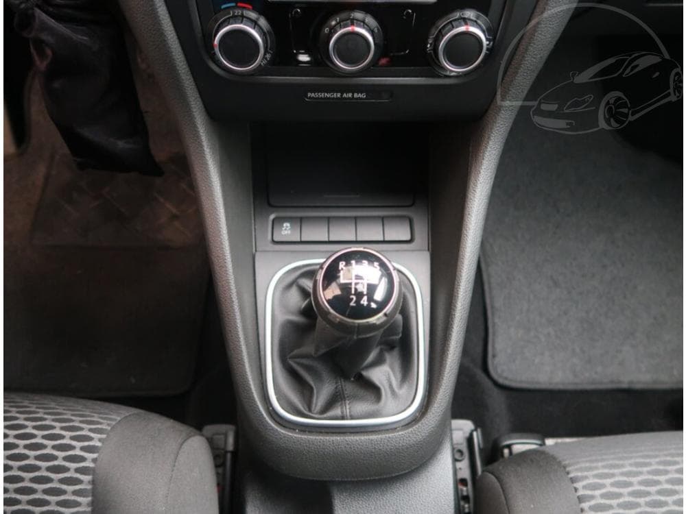 2011 Volkswagen Golf - 13