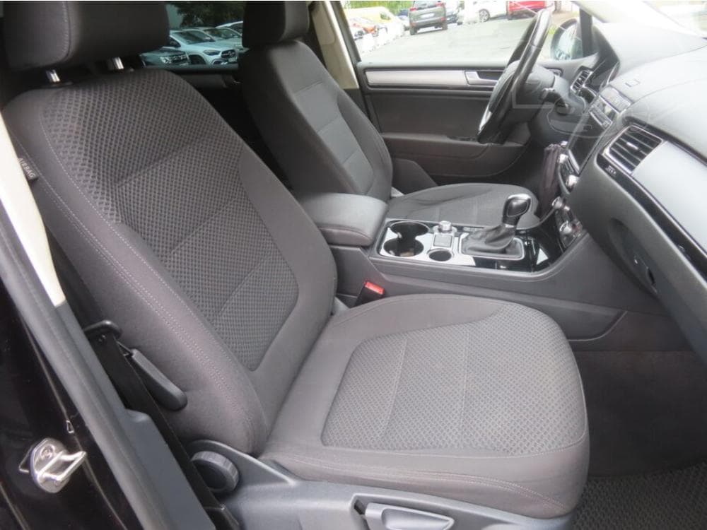 2016 Volkswagen Touareg - 9