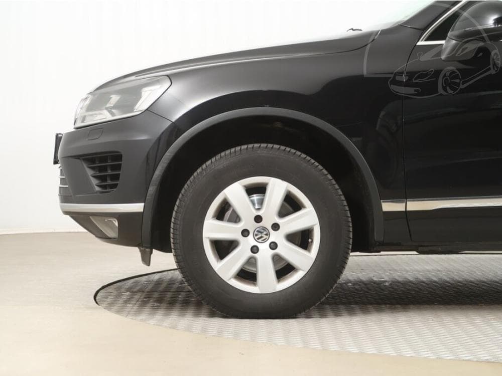 2016 Volkswagen Touareg - 14