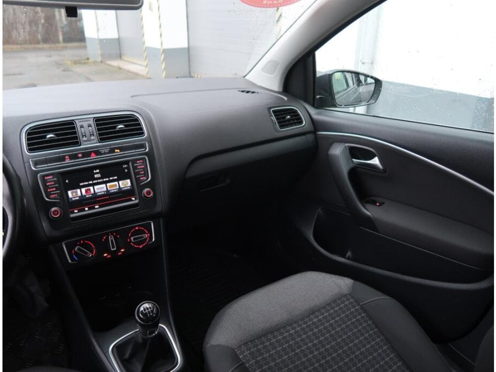 2015 Volkswagen Polo - 8