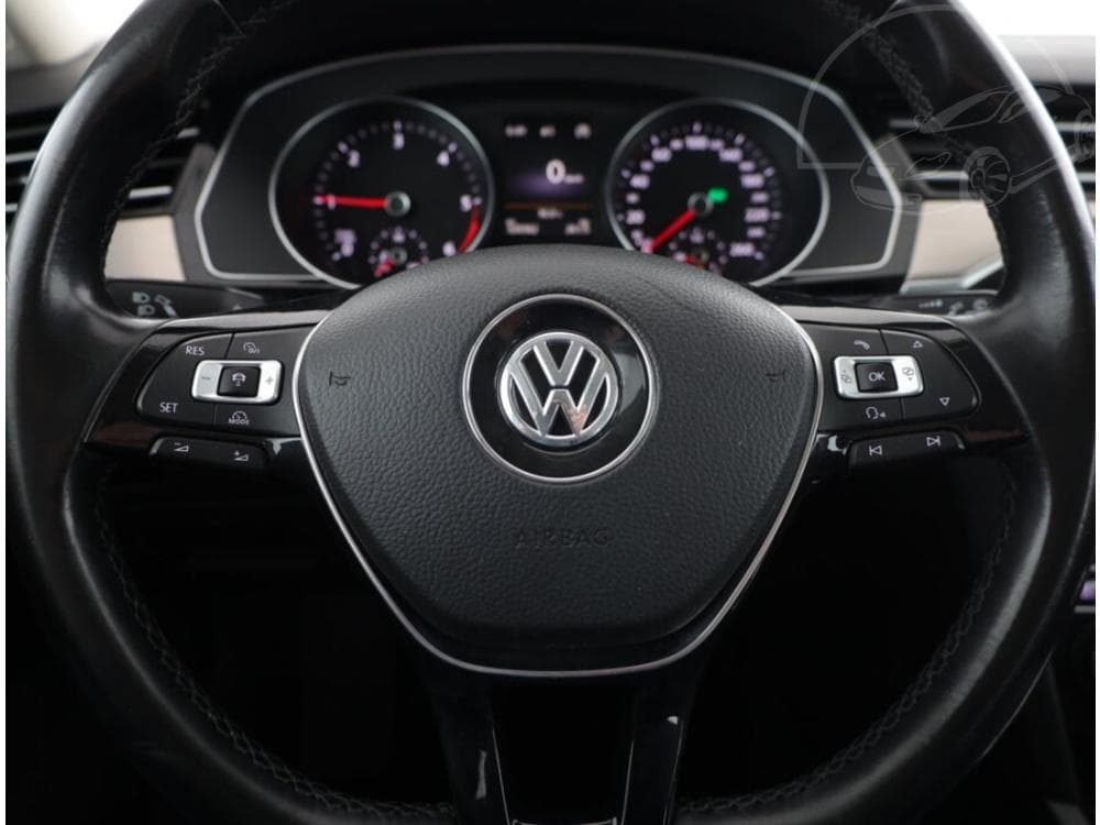 2015 Volkswagen Passat - 8