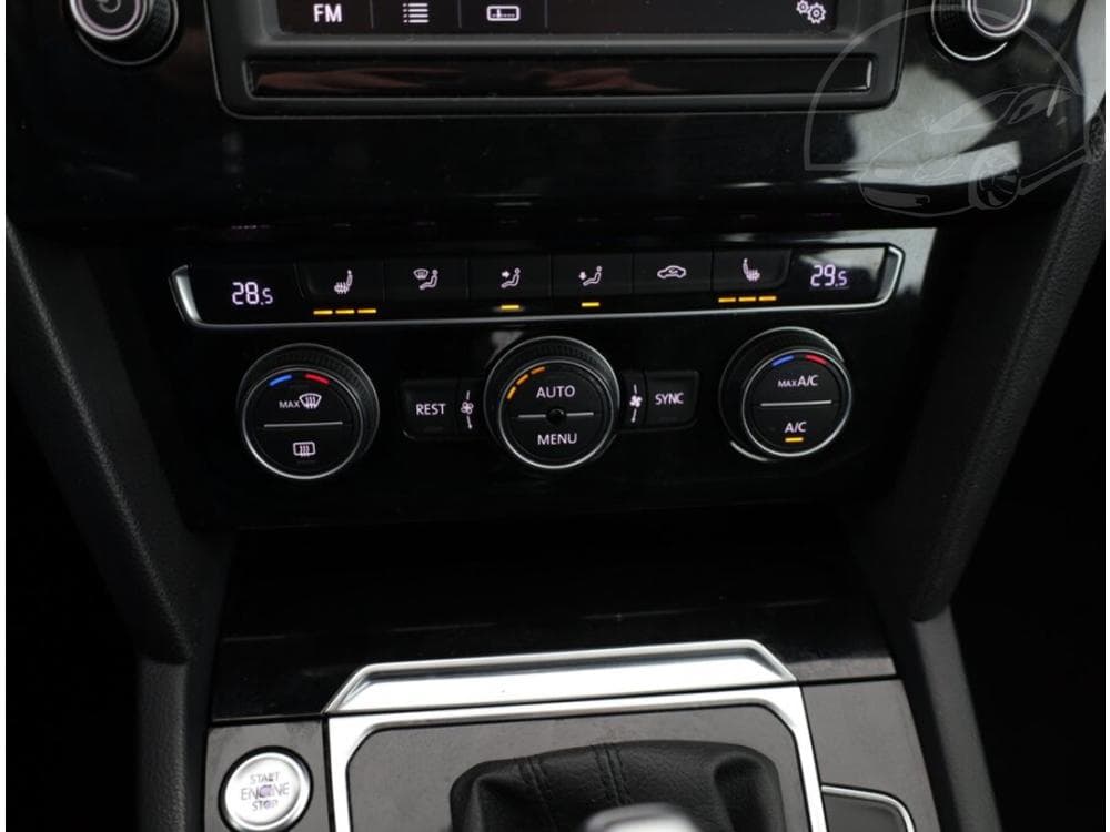 2015 Volkswagen Passat - 10