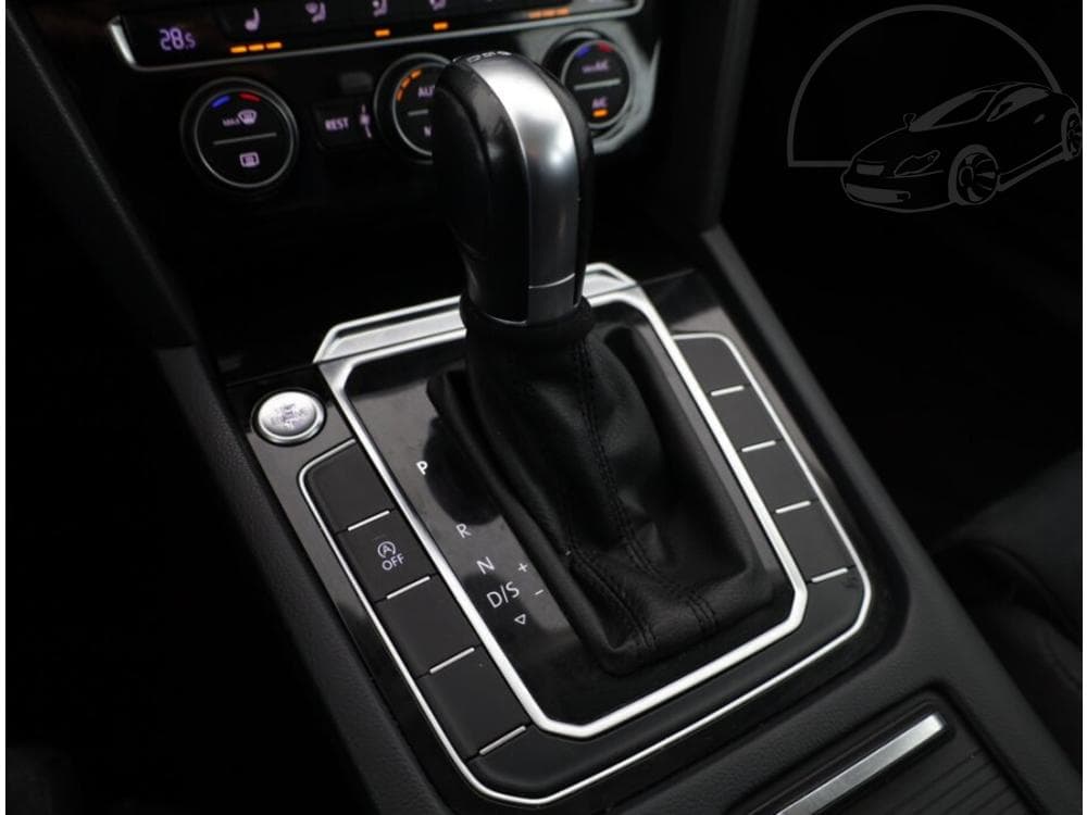 2015 Volkswagen Passat - 11