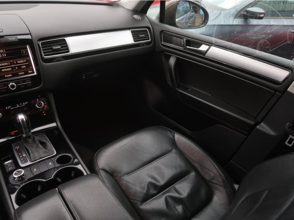 2012 Volkswagen Touareg - 8