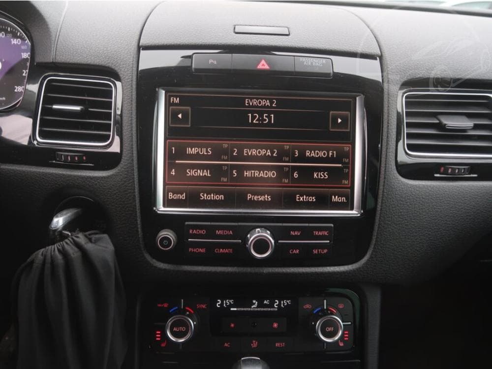 2012 Volkswagen Touareg - 12