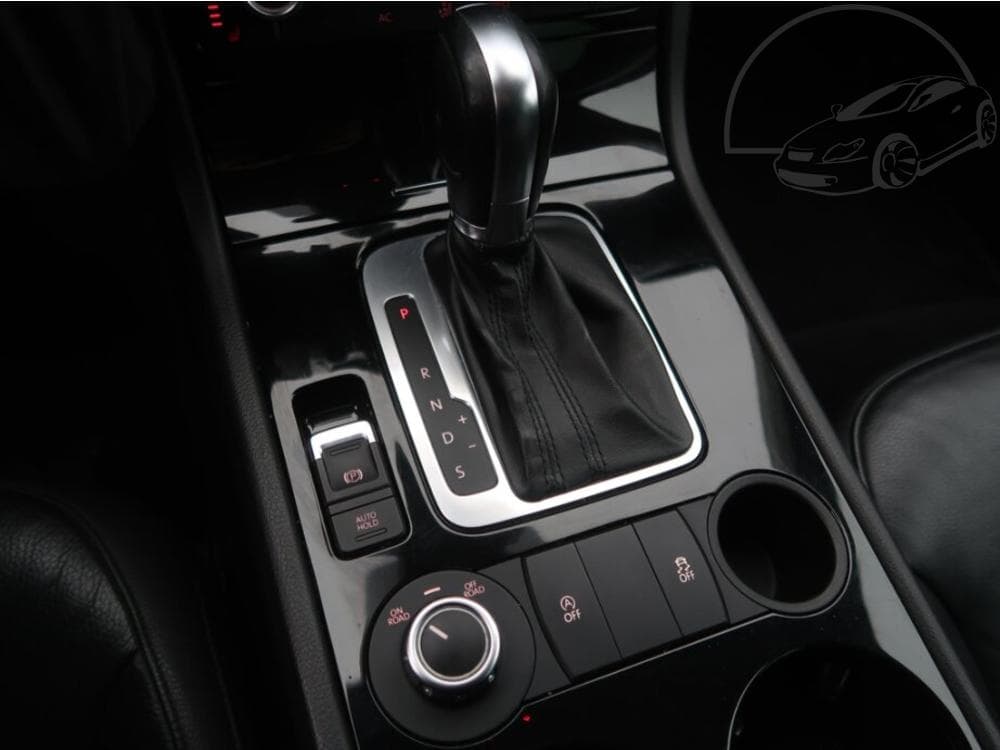 2012 Volkswagen Touareg - 13