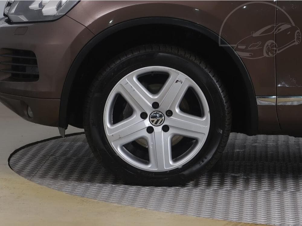 2012 Volkswagen Touareg - 15