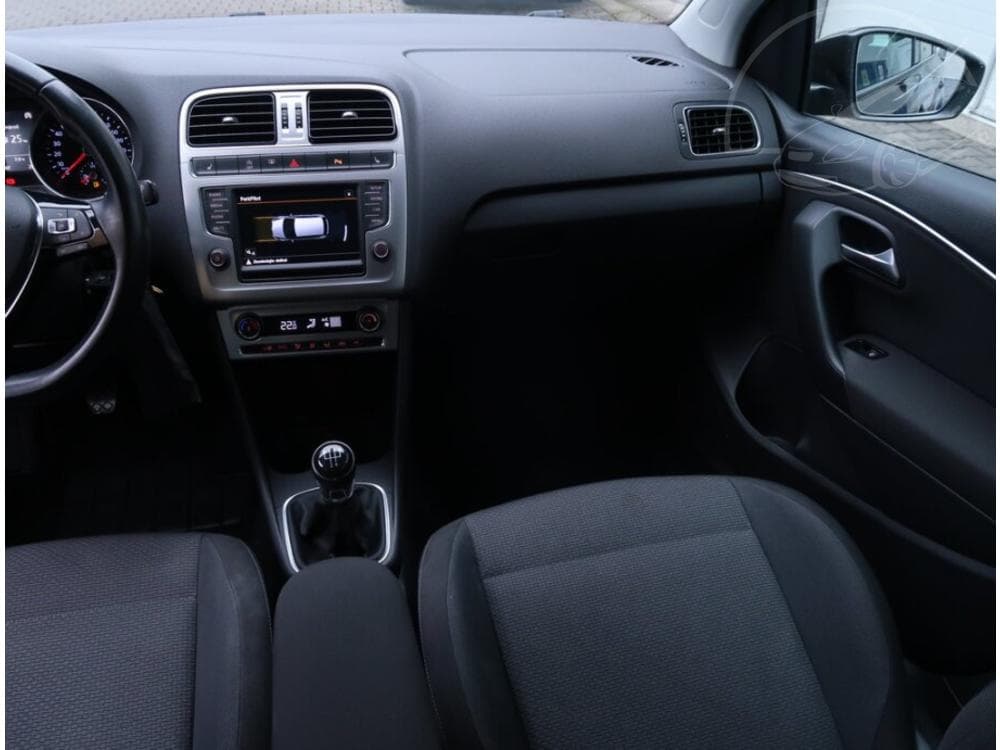 2015 Volkswagen Polo - 8