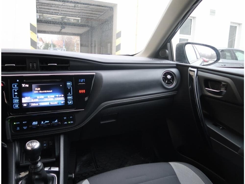 2015 Toyota Auris - 8