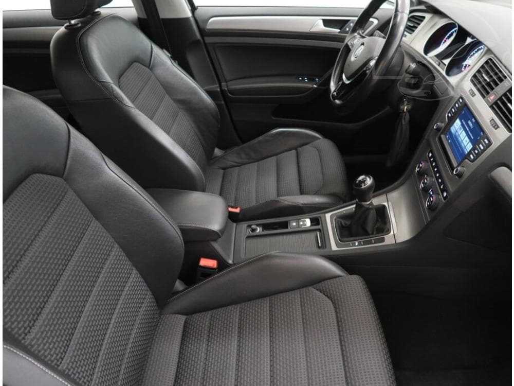 2016 Volkswagen Golf - 9