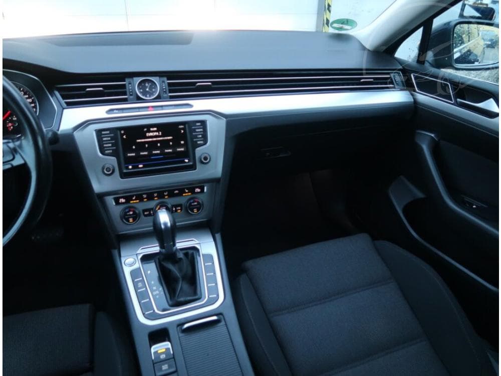2017 Volkswagen PASSAT - 8