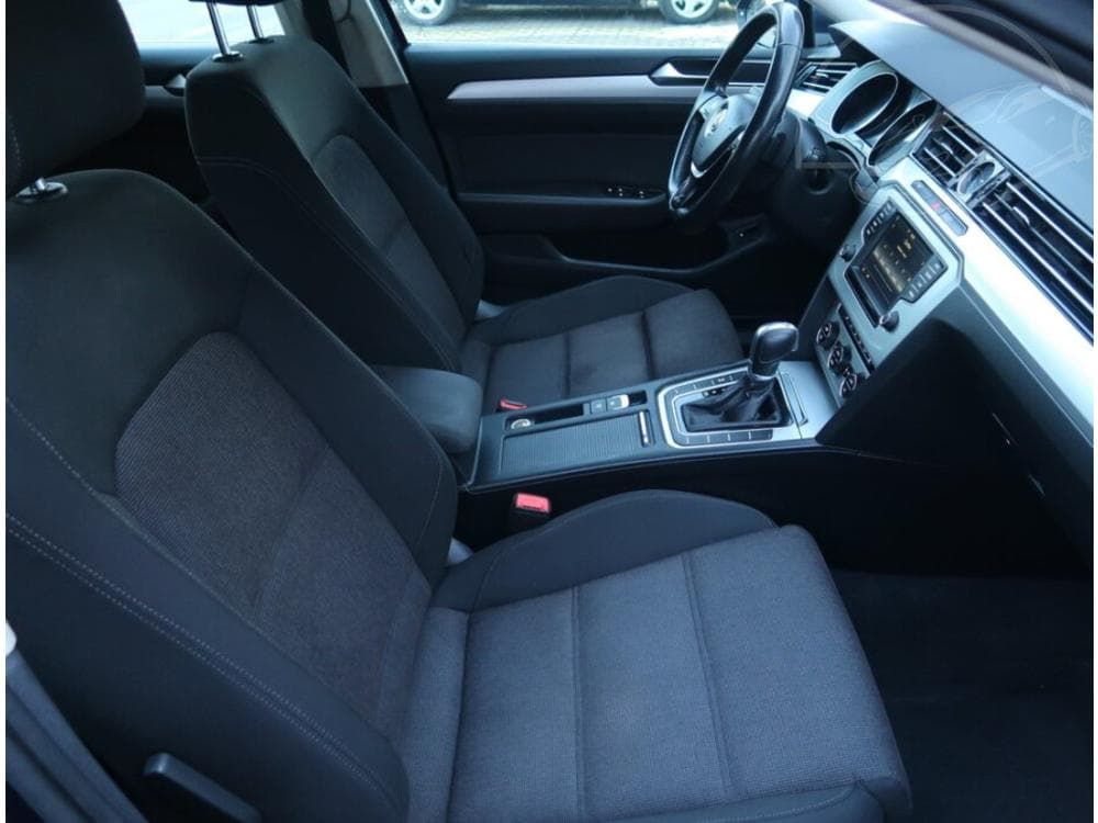 2017 Volkswagen PASSAT - 9